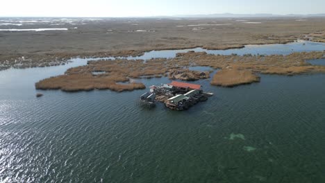 남미 페루의 티티카카 호수 (titicaca lake) 에 있는 유로스 (uros) 섬.