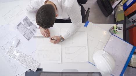 joven ingeniero de arquitectura trabajando en una oficina.