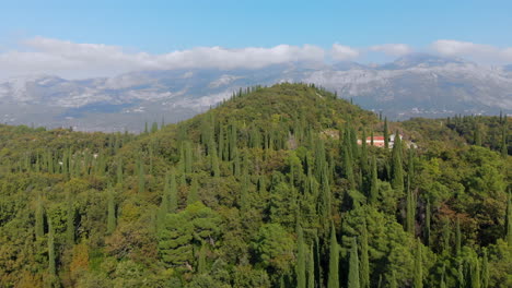 Hermosa-Villa-Privada-En-La-Cima-De-La-Colina-De-La-Campiña-Croata,-Vista-Aérea-De-Dalmacia