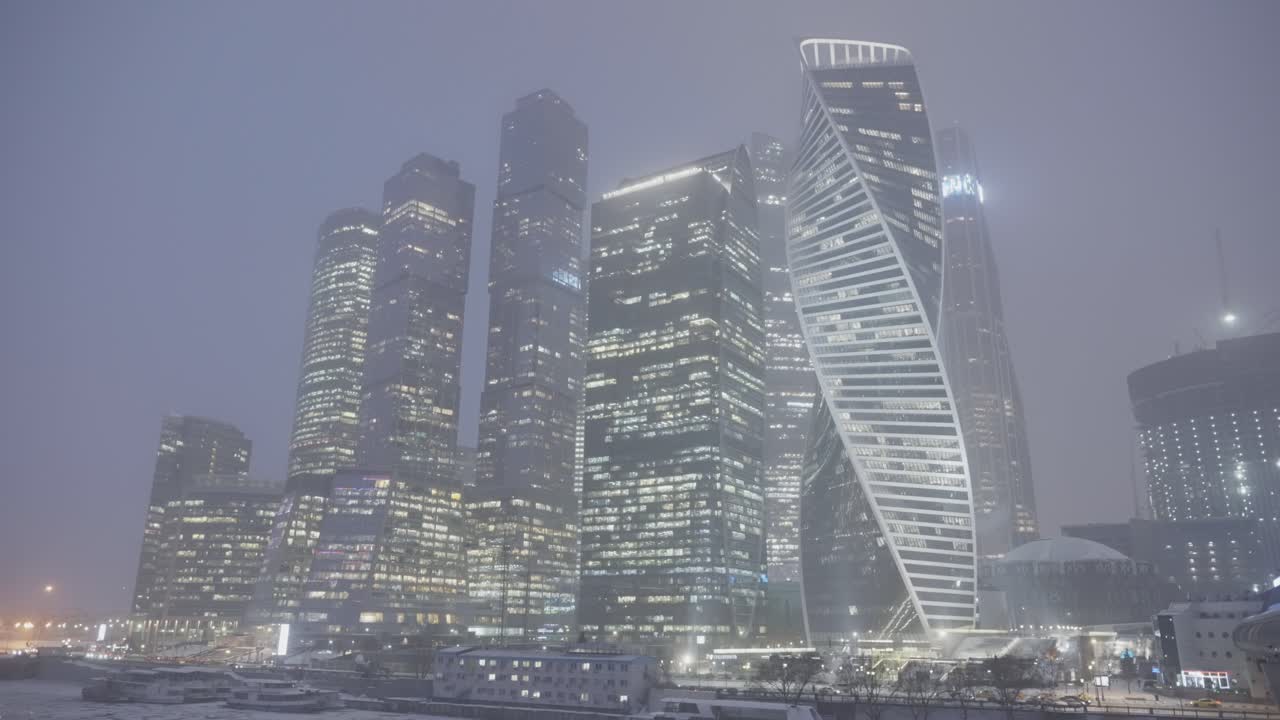 el horizonte de la ciudad de moscú en la niebla de invierno