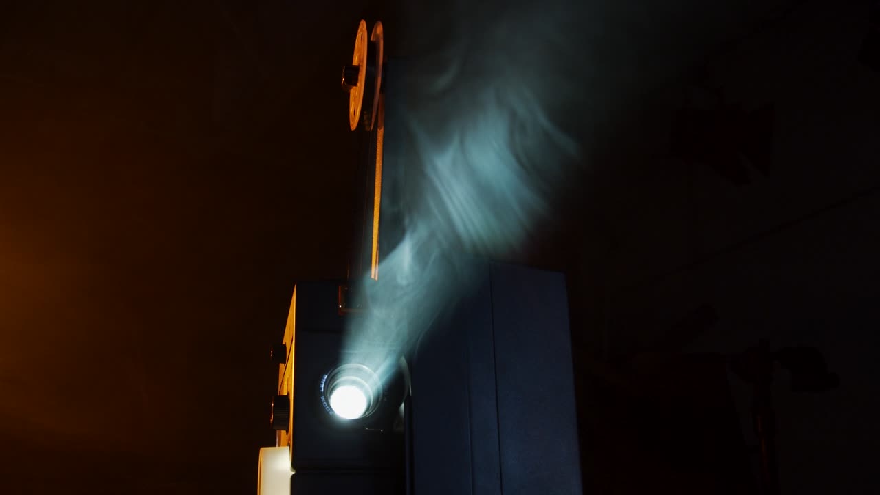 el proyector de películas super-8 muestra viejas películas caseras en una habitación llena de humo