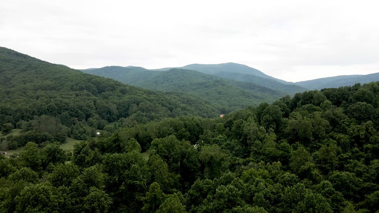 una toma cinematográfica de skyline drive y las montañas blue ridge en el parque nacional shenandoah