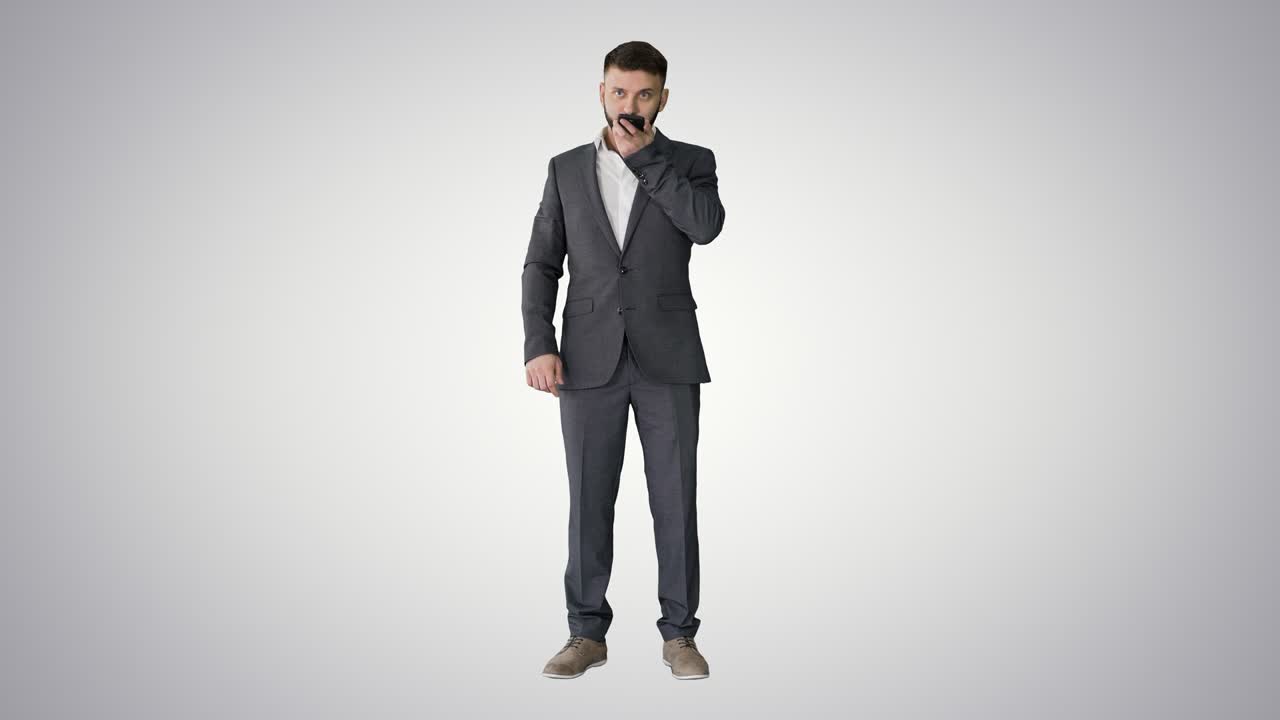 Uomo d'affari che attiva l'assistente vocale digitale virtuale sullo smartphone su sfondo sfumato