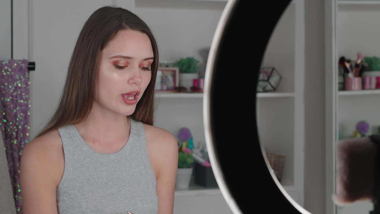 hermosa adolescente vlogger filmando tutorial de maquillaje compartiendo video de belleza disfrutando de las redes sociales influyente grabando vlog en casa