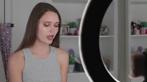 Hermosa-Adolescente-Vlogger-Filmando-Tutorial-De-Maquillaje-Compartiendo-Video-De-Belleza-Disfrutando-De-Influencer-De-Redes-Sociales-Grabando-Vlog-En-Casa