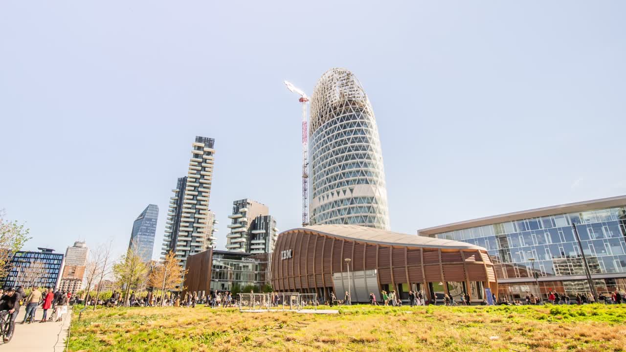 밀라노의 럭셔리 지구에 있는 현대적인 고층 건물