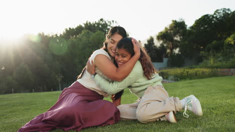 familia, madre y hija en un parque