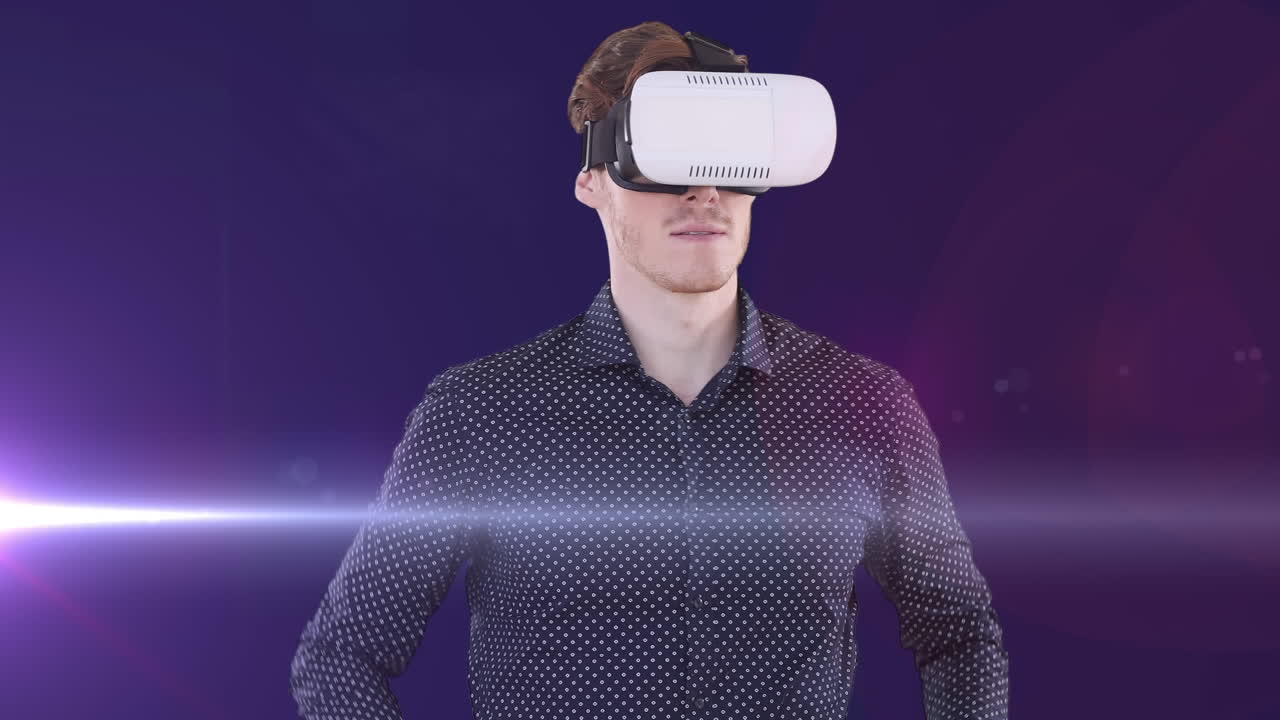 animazione di un uomo in auricolare vr utilizzando un'interfaccia virtuale, con luce in movimento, su viola