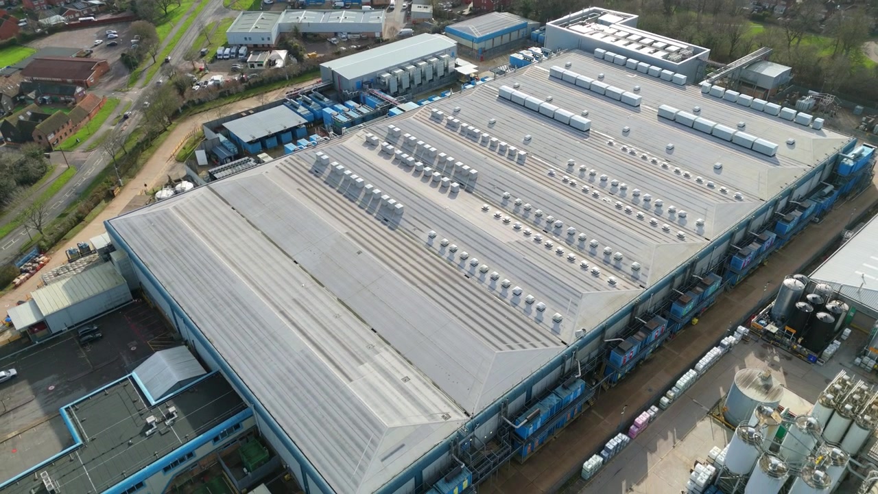 Vista aerea di una struttura di data center iperscalabile e un hub di cloud computing a Welwyn Garden City, Regno Unito