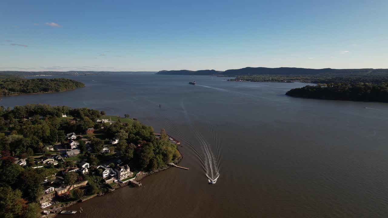 una vista aérea sobre el río hudson en el norte del estado de nueva york en un hermoso día