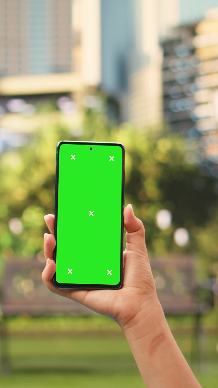 Video verticale Mockup chroma key verticale su telefono cellulare tenuto da una donna durante una lezione di yoga