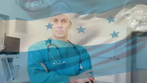 animación de la bandera de honduras ondeando sobre un cirujano en el quirófano