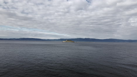 Fernsicht-Auf-Die-Kleine-Insel-Munkholmen-In-Trondheim,-Norwegen