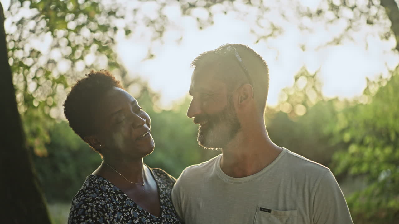 Felice coppia interrazziale che si gode un momento romantico nella natura