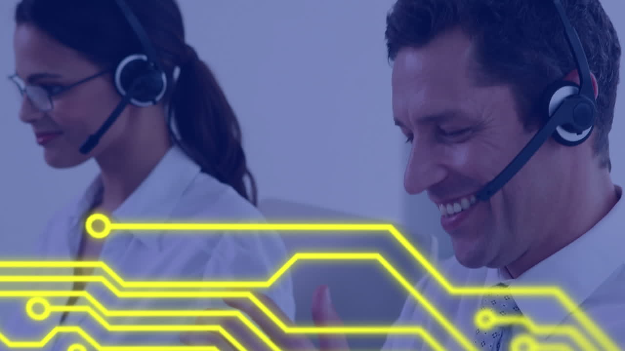 animación de la placa de circuito del procesador sobre personas de negocios que usan auriculares telefónicos