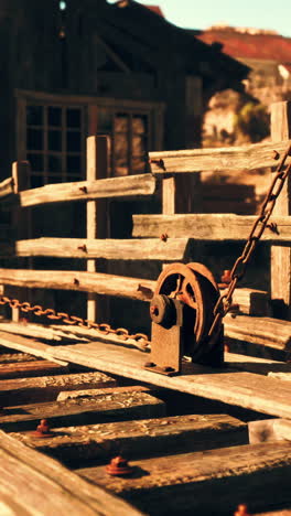 cerca de una cadena oxidada y una polea en un puente de madera