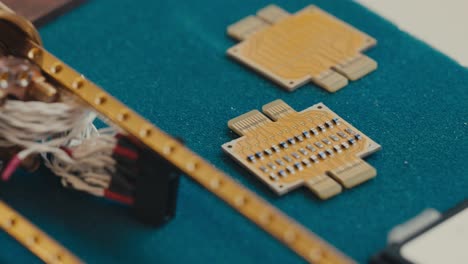 primer plano de los chips cuánticos en la placa de circuitos