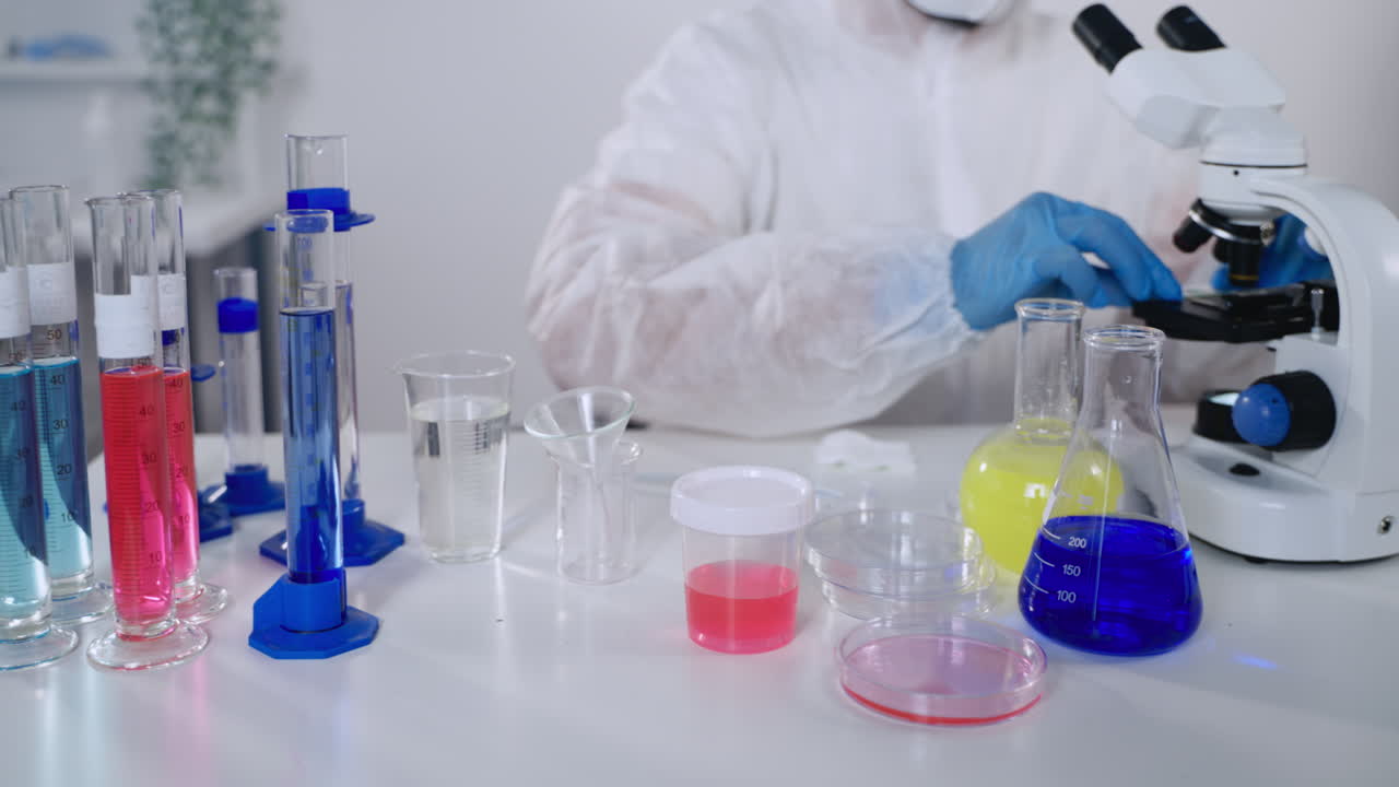 científico que realiza experimentos de laboratorio