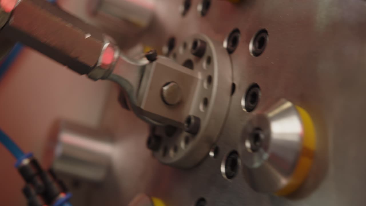 cierre de prensa de corte moderna en una planta de producción de tapas