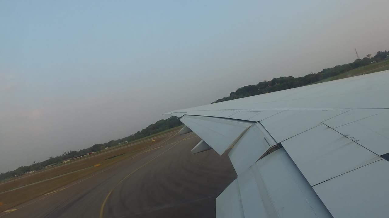 공항 활주로에 착륙하는 비행기의 날개