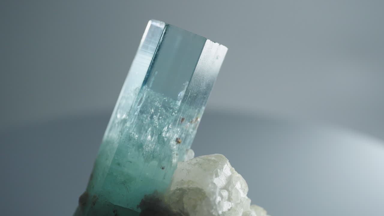 밝은 파란색 육각형 결정 회전