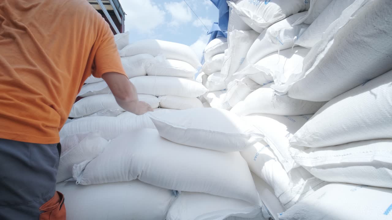 트럭에 설탕 봉투를 쌓고 창고로 이동합니다.