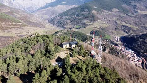 toma aérea orbitando una iglesia histórica en una montaña en cataluña, españa