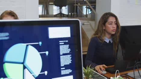 personas de negocios que trabajan en computadora en la oficina