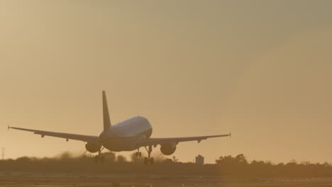 aterrizaje del avión al atardecer