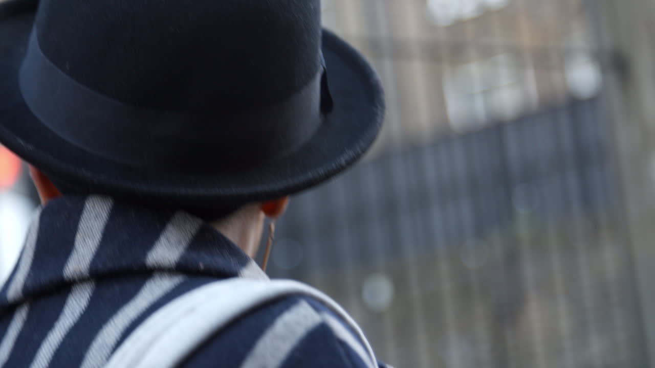 도시 거리에서  ⁇ 고 있는 세련된 패션 블로거의 뒷면