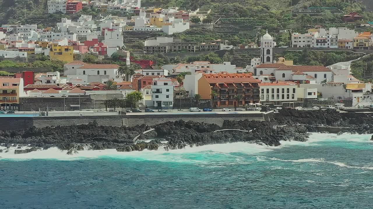 Vista costiera di Tenerife che mostra la città vicino all'oceano in Spagna