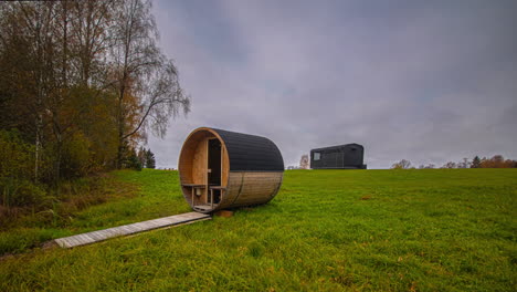 Largo-Lapso-De-Tiempo-De-Una-Sauna-Al-Aire-Libre-En-Letonia-Pasando-Por-Las-Estaciones