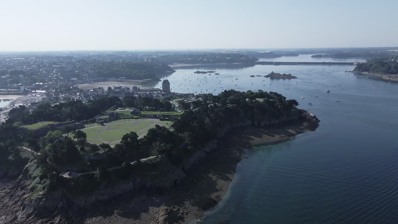 cité d'alet 또는 aleth city는 프랑스의 saint-malo를 배경으로 란스 조력 발전소가 있는 곶에 자리 잡고 있습니다.