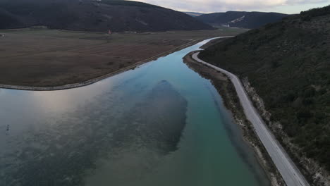 Hermoso-Río-Rasa,-Nubes-Susurrantes-En-El-Fondo,-Agua-Azul-Clara,-Croacia,-Trget,-Istria