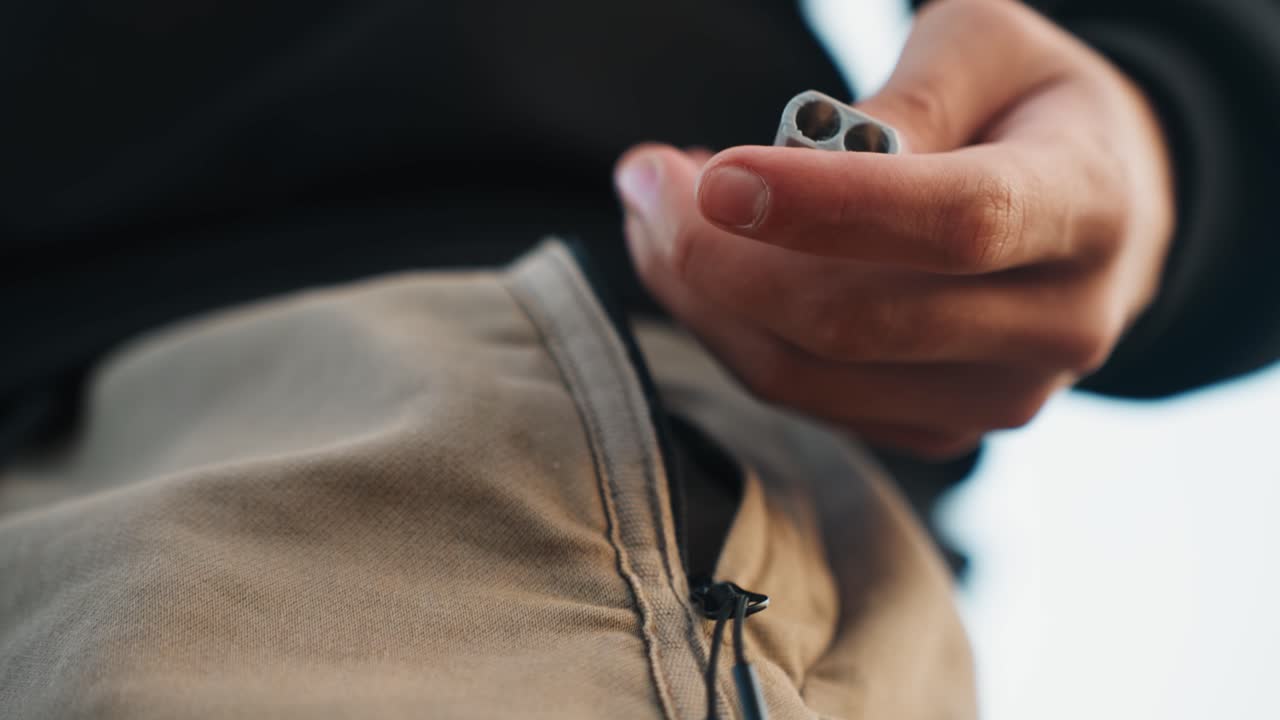 Fokus mekanis yang detail. Pekerjaan presisi dengan perhatian cermat. Tangan dengan cermat menyesuaikan ritsleting dengan hati-hati. Tangan yang presisi mengoperasikan perangkat kecil dengan niat dan keahlian yang terfokus