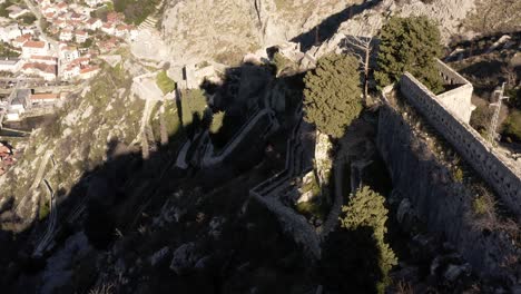 Antenne---Alte-Stadtmauer,-Kotor,-Montenegro,-Ein-Unesco-weltkulturerbe,-Nach-Unten-Kippen