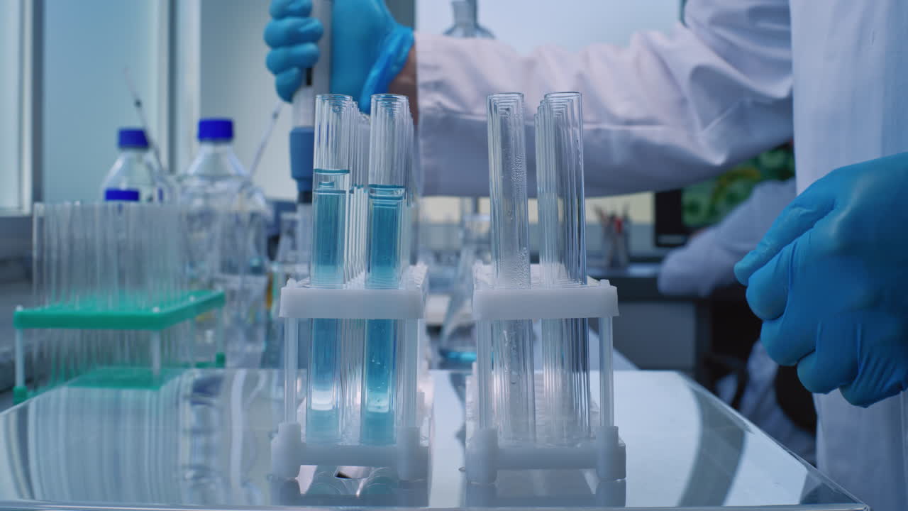 experimento de laboratorio con tubos de ensayo y líquido