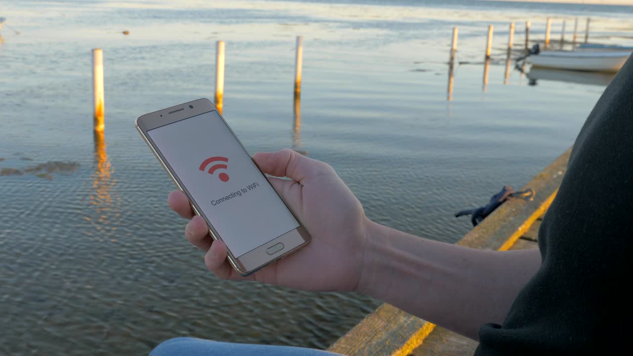 teléfono inteligente conectándose a wifi en un muelle de madera