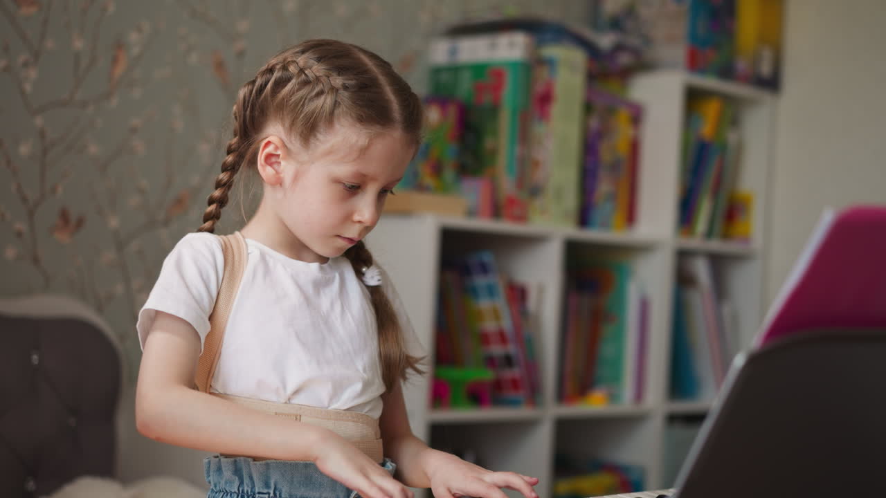 chica con lesión en la columna vertebral toca el piano haciendo movimientos suaves