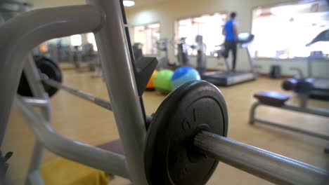 exercitador de prensa de banco en el gimnasio moderno