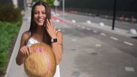 mujer joven con sombrero de paja al aire libre