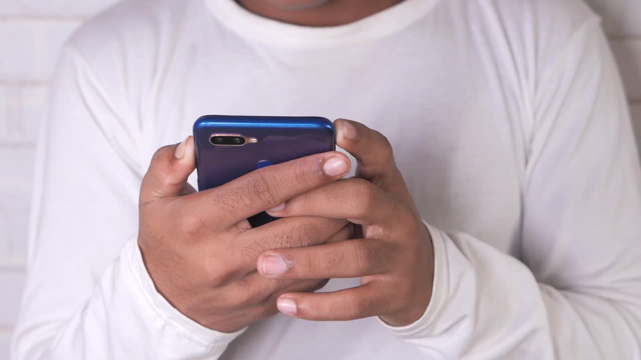 Persona che utilizza un telefono cellulare