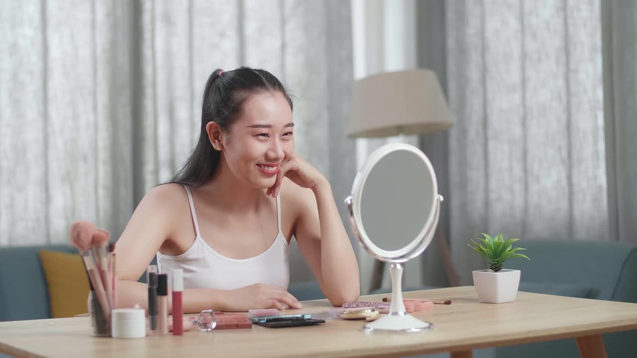 화장을 하는 여자