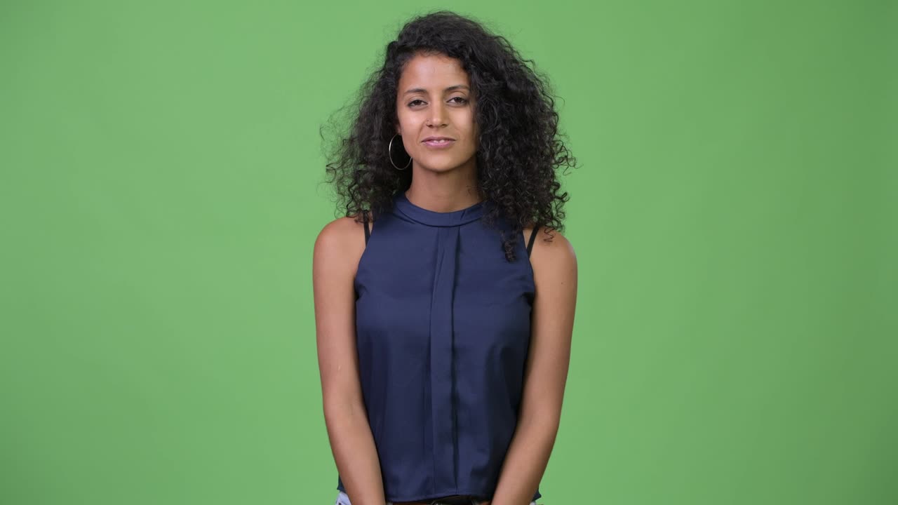Giovane e bella donna d'affari ispanica che applaude.