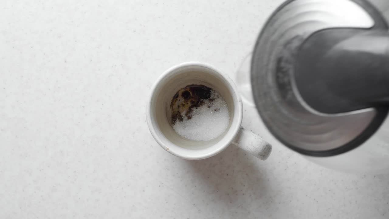 하 테이블 위에서 아침에 인스턴트 커피를 만드는 과정, 위쪽 전망.