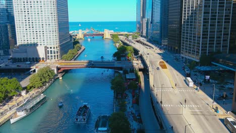 Toma-Aérea-Descendente-De-Riverwalk-En-El-Centro-De-Chicago,-Illinois-|-Iluminación-De-La-Tarde