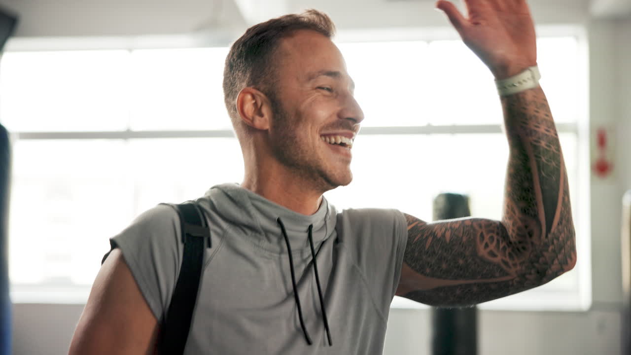 gimnasio, hello y high five por amigos de fitness