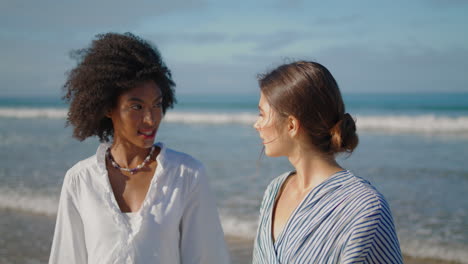 Stilvolle-Mädchen-Unterhalten-Sich-Am-Strand-Im-Sommersonnenlicht,-Nahaufnahme.-Lächelndes-LGBT-Paar-Ruht-Sich-Aus