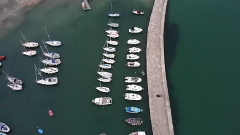 Toma-Aérea-De-La-Pared-Del-Puerto-De-Cobb-Y-Barcos-Amarrados-En-Lyme-Regis-Dorset,-Inglaterra