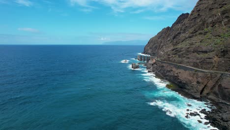 Revelando-La-Belleza-De-La-Isla-De-La-Gomera:-Una-Vista-Aérea-De-Su-Impresionante-Línea-Costera